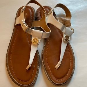 Tommy Hilfiger Bennia thong t strap sandal white with gold accents sz 9M unused